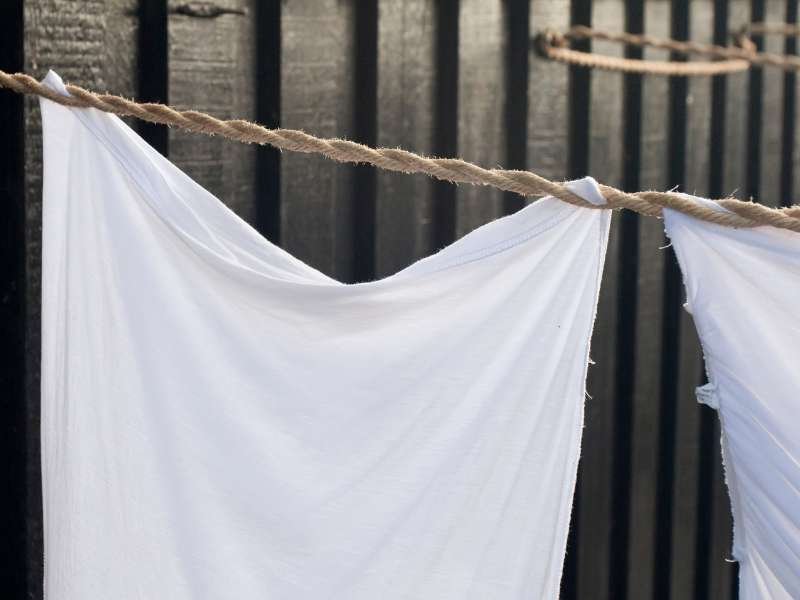 Photo de Séchage de parures de lit blanches pour l'hôtellerie et la restauration en couleur naturelle